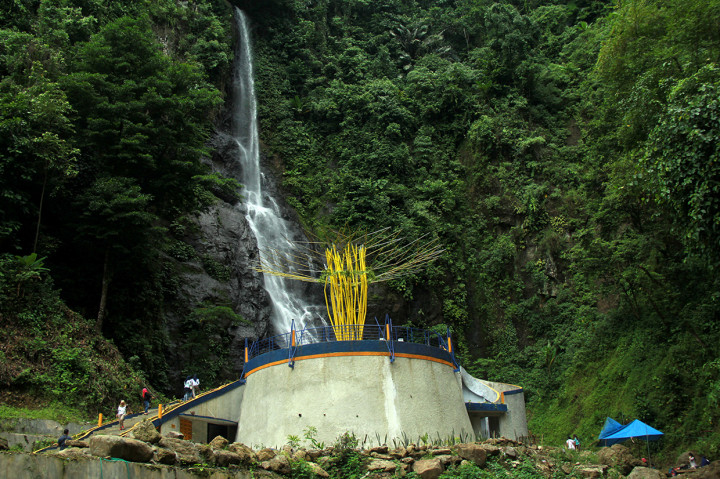 Air terjun Tamasapi, Mamuju merupakan destinasi wisata alam yang menawarkan kesejukan alam dan ramai dikunjungi wisatawan saat new normal seperti saat ini dan akhir pekan.