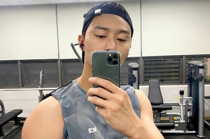 Hari ini melalui unggahan di Instagram, Seo Joon berbagi foto dirinya yang sedang berada di 'gym'.

