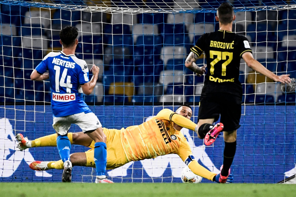 Namun menjelang turun minum Mertens (41') mengemas gol balasan yang membuat skor imbang 1-1 dan bertahan hingga akhir laga.