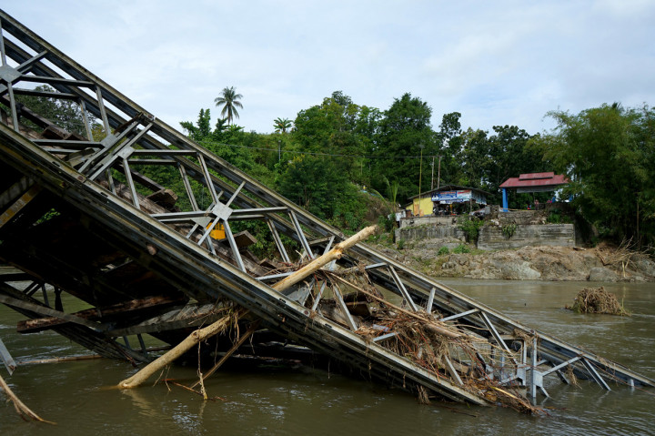 Kondisi jembatan Molintogupo yang ambruk diterjang banjir bandang di Alale, Kabupaten Bone Bolango, Gorontalo, Minggu, 14 Juni 2020.