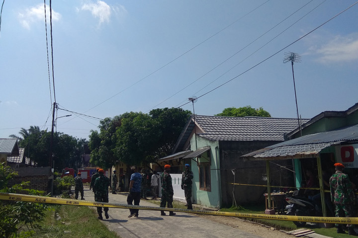 Prajurit TNI AU berjaga di sekitar lokasi jatuhnya pesawat tempur jenis BAE Hawk 209 milik TNI AU di Desa Kubang Jaya, Siak Hulu, Kampar, Riau. ANTARA Foto/Rony Muharrman
