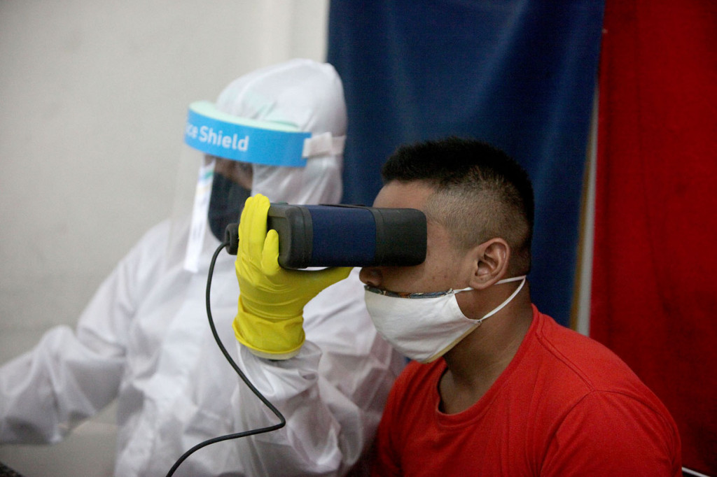 Dukcapil Tangerang Selatan membuka layanan rekaman KTP Elektronik dengan menerapkan standar Pematasan Sosial Berskala Besar (PSBB) lengkap mengenakan pelindung wajah bagi petugas loket dan hazmat bagi operator rekam.