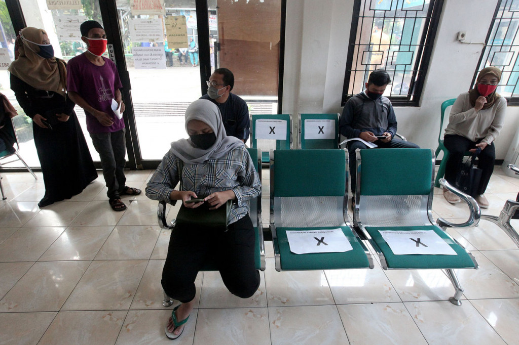 Masyarakat menunggu antrian proses perekaman KTP Elektronik di Kecamatan Pamulang, Tangerang Selatan, Banten.
