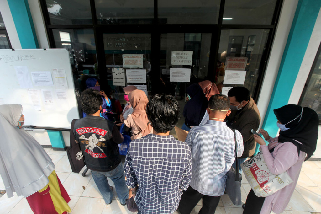 Masyarakat menunggu antrean masuk proses perekaman KTP Elektronik di Kecamatan Pamulang, Tangerang Selatan, Banten.