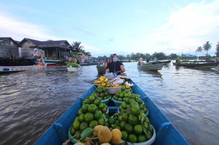 Pedagang menjajakan dagangannya dari atas perahu di Pasar Terapung Lok Baintan, Kabupaten Banjar, Kalimantan Selatan.