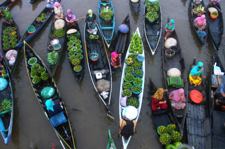 Pedagang menjajakan dagangannya dari atas perahu di Pasar Terapung Lok Baintan, Kabupaten Banjar, Kalimantan Selatan.