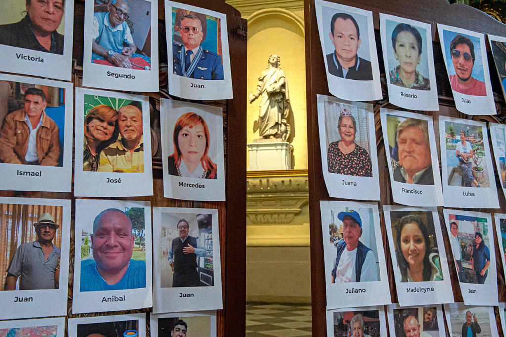 Lebih dari 5.000 foto korban ditempelkan di dalam gereja.