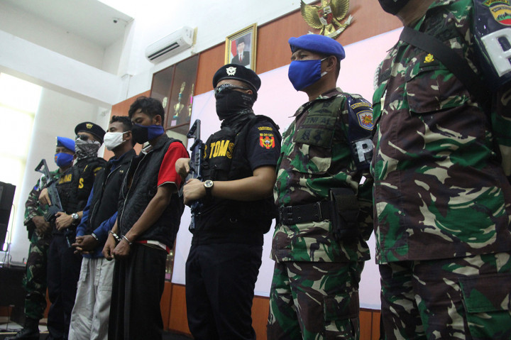 Dua orang tersangka penyelundup sabu, HM dan RI, dikawal petugas saat gelar barang bukti di Kantor Bea dan Cukai Dumai di Dumai, Riau.