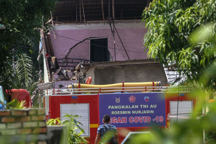 Personel TNI AU Lanud Roesmin Nurjadin Pekanbaru berjaga di lokasi jatuhnya pesawat tempur jenis BAE Hawk 209 yang menimpa rumah warga di Desa Kubang Jaya, Kabupaten Kampar, Riau.