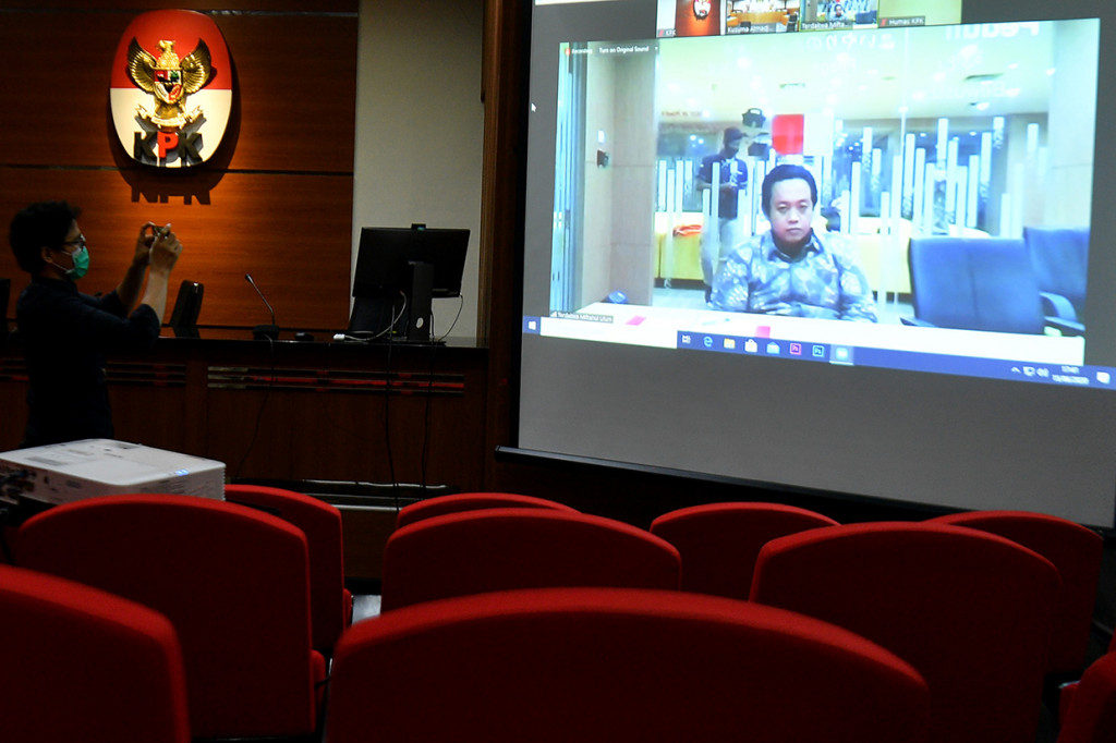 Putusan itu jauh di bawah tuntutan Jaksa Penuntut Umum (JPU) KPK yang meminta agar Ulum divonis 9 tahun penjara ditambah denda Rp300 juta subsider 6 bulan kurungan selaku operator lapangan aktif suap dan gratifikasi untuk Imam Nahrawi. Atas vonis tersebut Ulum menyatakan menerima sedangkan JPU KPK menyatakan banding.