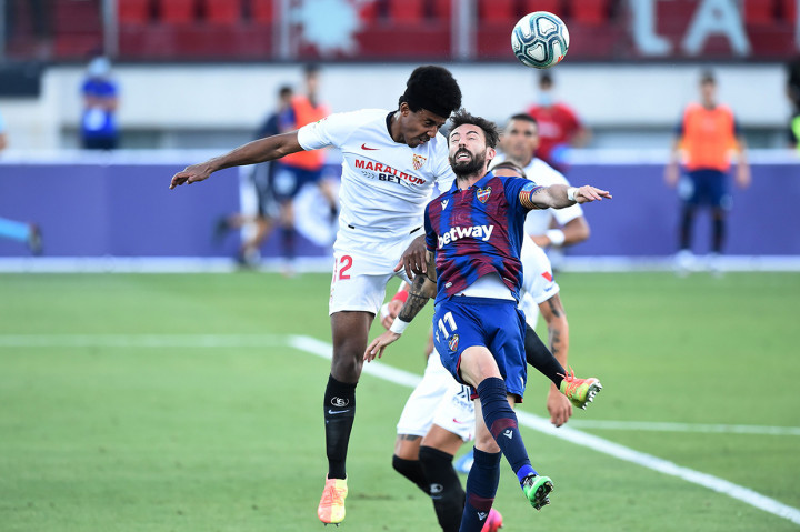 Sevilla selanjutnya lebih banyak menciptakan peluang. Salah satunya lewat tembakan jarak jauh Luuk De Jong, namun masih bisa dihentikan kiper Aitor Fernandez. Sementara sundulan Jules Kounde melenceng dari sasaran. Babak pertama berakhir dengan skor nirgol.