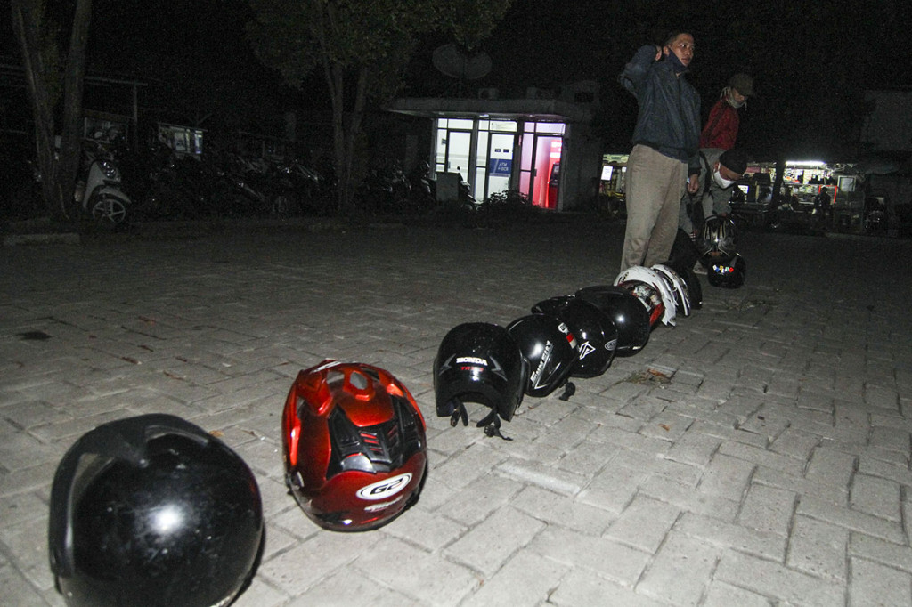 Warga menaruh helm sebagai tanda antrean untuk perpanjangan surat izin mengemudi (SIM) di Satpas 1221 Pasar Segar, Depok, Jawa Barat, Selasa, 16 Juni 2020.