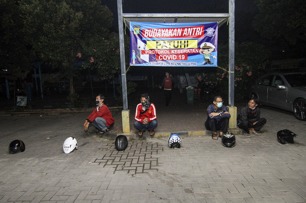 Sejak pelayanan perpanjangan SIM kembali dibuka dua pekan lalu, jumlah pemohon di Satpas 1221 Polres Metro Depok hingga hari ini masih tinggi. Petugas membatasi pelayananan bagi 300 pemohon per hari dan dibagi dalam tiga gelombang guna menghindari kerumunan.