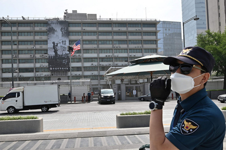 Kedutaan Besar Amerika Seriakt di Korea Selatan pada Senin, 15 Juni 2020 menurunkan spanduk-spanduk yang mendukung gerakan 'Black Lives Matter' dan LGBT, karena dinilai melanggar peraturan pemerintahan Presiden Donald Trump.