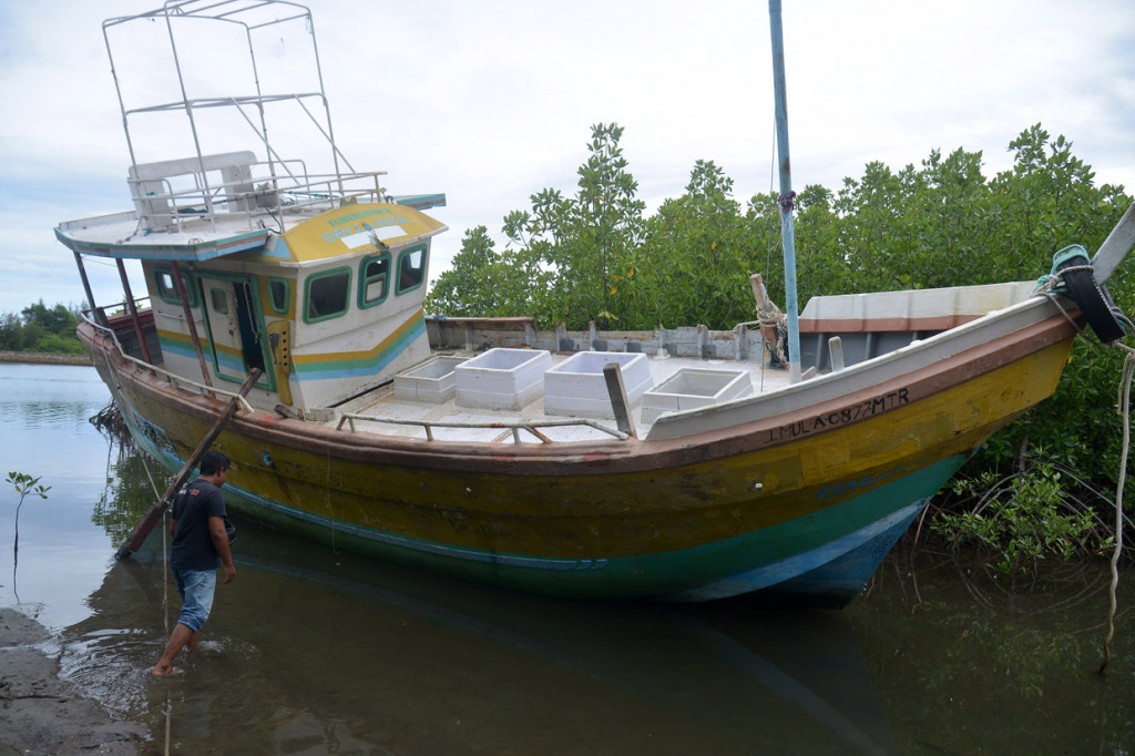 Warga menyaksikan kapal kayu dengan nama Sea Agle - Chalana Boat Yard Rajgama Srilanka yang diamankan di kawasan hutan manggrove, Desa Deah Geulumpang, Banda Aceh, Aceh.