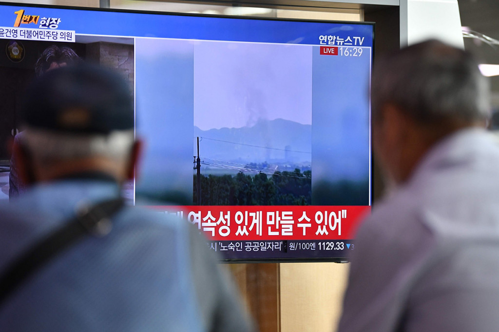 Warga menonton layar berita televisi yang memperlihatkan asap dari ledakan kantor penghubung antar-Korea di Kompleks Industri Kaesong Korea Utara, di sebuah stasiun kereta api di Seoul pada Selasa, 16 Juni 2020.