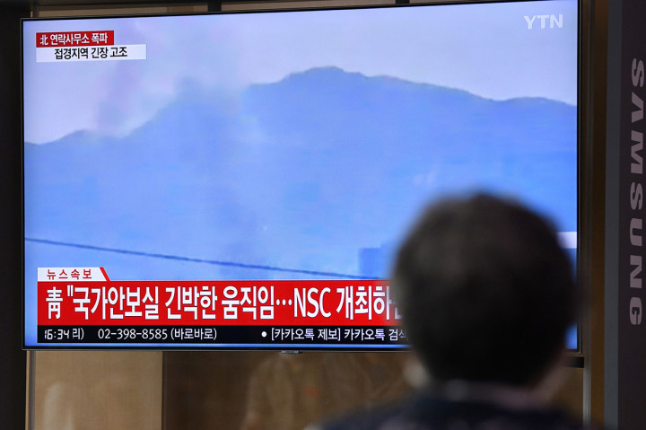 Korea Utara meledakkan kantor penghubung antar-Korea di kota perbatasan Kaesong pada Selasa, 16 Juni 2020. 