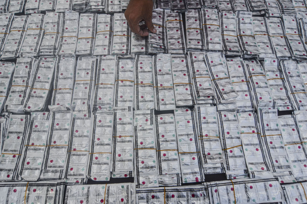 Satresnarkoba Polres Banjar menangkap dua tersangka pengedar obat berbahaya melalui aplikasi daring, dengan mengamankan barangbukti berupa 220 butir obat jenis Hexymer, 157.000 butir pil Y warna putih, 49.000 butir obat hexymer, 38.000 butir pil DMP warna kuning, 10.450 butir pil Truhexyphenidyl 2 Mg, 3.060 pil Tramadol 50 Mg, 60 butir pil Xanax, 10 butir pil Riklona, 20 butir pil Diazepam, 18 butir pil Alprazolam. 