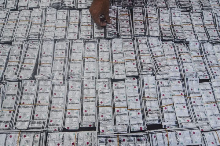 Satresnarkoba Polres Banjar menangkap dua tersangka pengedar obat berbahaya melalui aplikasi daring, dengan mengamankan barangbukti berupa 220 butir obat jenis Hexymer, 157.000 butir pil Y warna putih, 49.000 butir obat hexymer, 38.000 butir pil DMP warna kuning, 10.450 butir pil Truhexyphenidyl 2 Mg, 3.060 pil Tramadol 50 Mg, 60 butir pil Xanax, 10 butir pil Riklona, 20 butir pil Diazepam, 18 butir pil Alprazolam. 