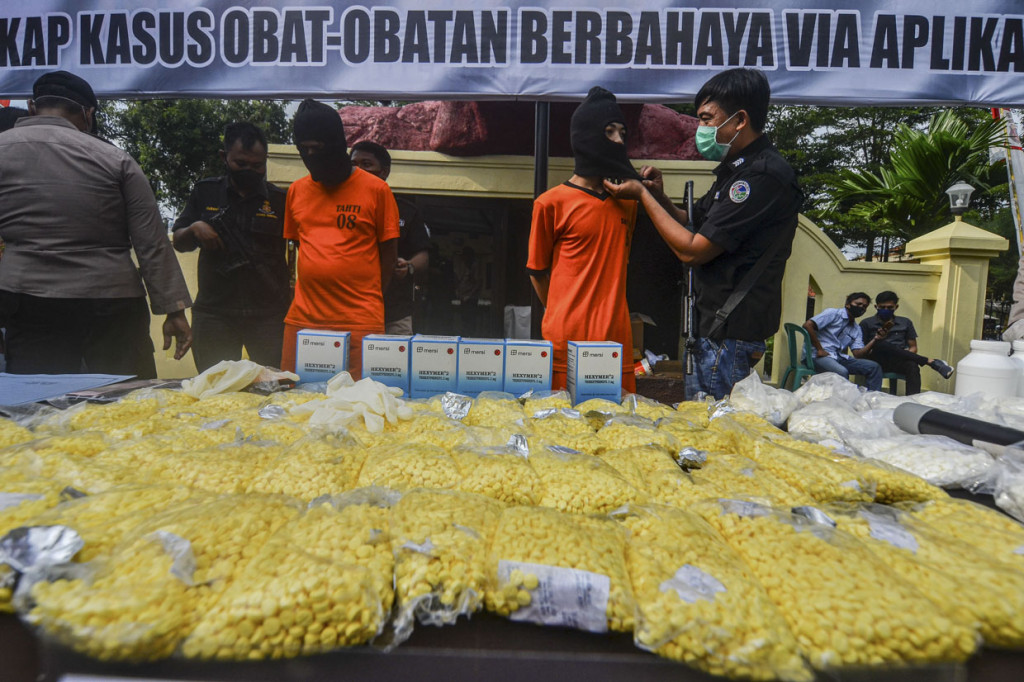 Polisi menunjukkan tersangka beserta barang bukti saat rilis ungkap kasus peredaran atau penyalahgunaan obat-obatan terlarang di Makopolres Kota Banjar, Jawa Barat.