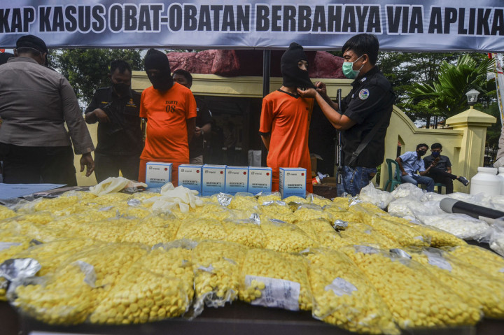 Polisi menunjukkan tersangka beserta barang bukti saat rilis ungkap kasus peredaran atau penyalahgunaan obat-obatan terlarang di Makopolres Kota Banjar, Jawa Barat.
