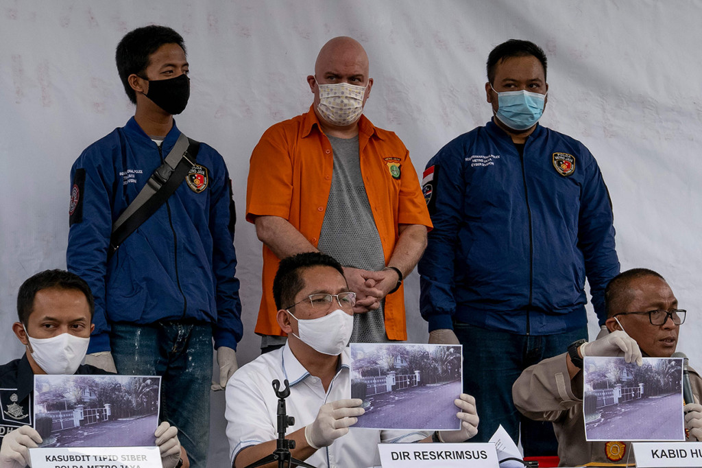 Penangkapan Medlin atas informasi warga yang sering melihat perempuan di bawah umur yang keluar masuk ke kediaman pelaku di Jalan Brawijaya VIII, Jakarta Selatan. ANTARA FOTO/Reno Esnir