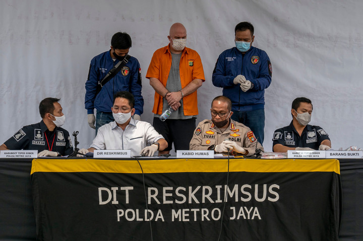Polda Metro Jaya menghadirkan buronan Biro Federasi Investigasi Federal Amerika Serikat (FBI) Russ Albert Medlin kepada wartawan saat ungkap kasus Buronan FBI di Polda Metro Jaya, Jakarta, Selasa, 16 Juni 2020. AFP PHOTO/Bay Ismoyo