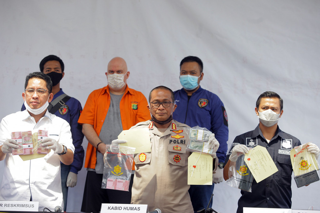 Penangkapan Medlin atas informasi warga yang sering melihat perempuan di bawah umur yang keluar masuk ke kediaman pelaku di Jalan Brawijaya VIII, Jakarta Selatan. ANTARA FOTO/Reno Esnir