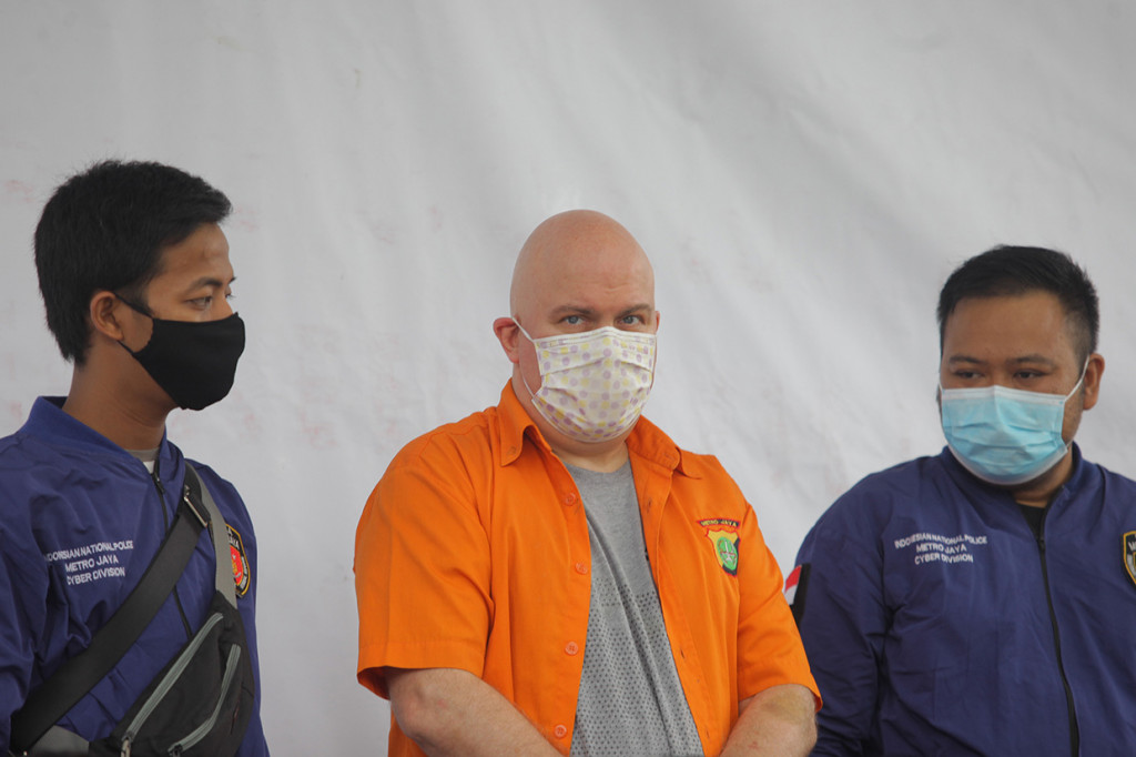 Medlin menjadi buronan FBI atas kasus penipuan investasi saham bitcoin. Dia juga pernah didakwa atas kasus kekerasan seksual dan pornografi terhadap anak di bawah umur. ANTARA FOTO/Reno Esnir