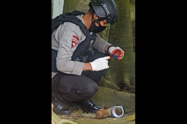 Personel JIBOM Brimob Polda Banten meneliti Mortir 60 mm yang diduga masih aktif di Kampung Kaloran Pena, Serang, Banten.