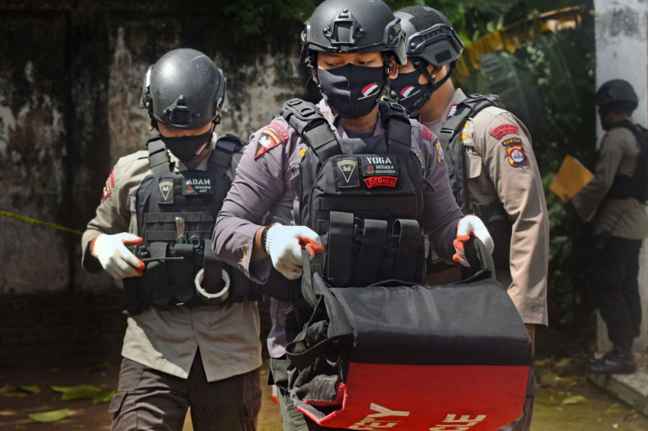 Personel JIBOM Brimob Polda Banten mengevakuasi Mortir 60 mm yang diduga masih aktif di Kampung Kaloran Pena, Serang, Banten.