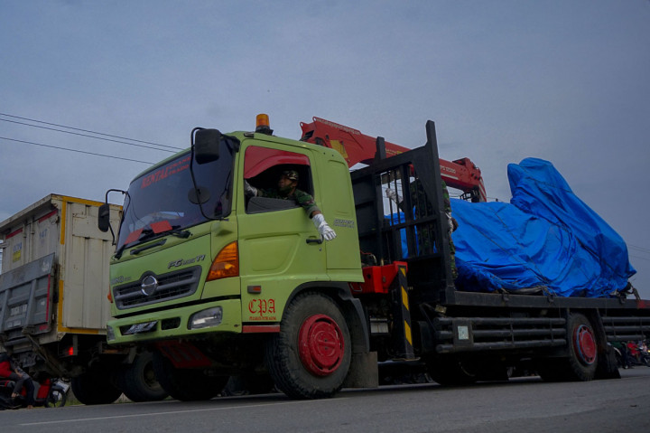 Personel TNI AU Lanud Roesmin Nurjadin menggunakan truk saat mengevakuasi bangkai pesawat tempur TNI AU yang jatuh di pemukiman warga di Desa Kubang Jaya, Kabupaten Kampar, Riau.