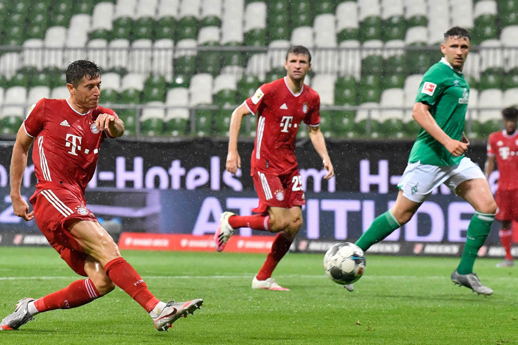 Jerome Boateng menjadi sosok penting bagi Bayern untuk memecah kebuntuan menjelang turun minum. Ia melepaskan operan ke dalam kotak penalti yang diterima Lewandowski. Setelah mengontrol bola dengan dadanya, penyerang Polandia itu melepaskan tembakan tanpa dapat dihalau kiper Jiri Pavlenka. Skor berubah menjadi 0-1.