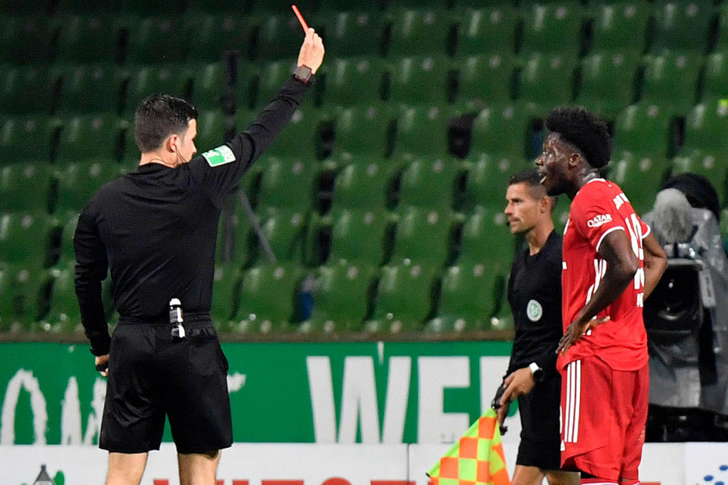Bayern terpaksa bermain dengan sepuluh orang setelah Alphonso Davies mendapatkan kartu kuning kedua pada menit ke-79.