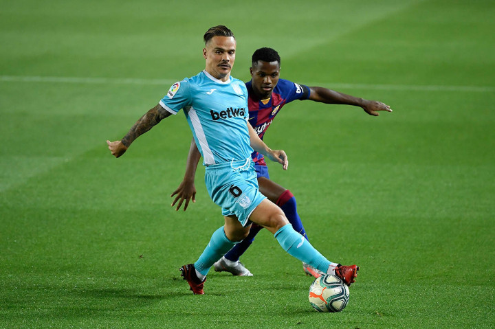 Tim tamu yang tengah berjuang menghindari degradasi berada dalam posisi tertekan sejak awal laga. Mereka sekali-sekali memanfaatkan serangan balik untuk mengancam Barcelona.