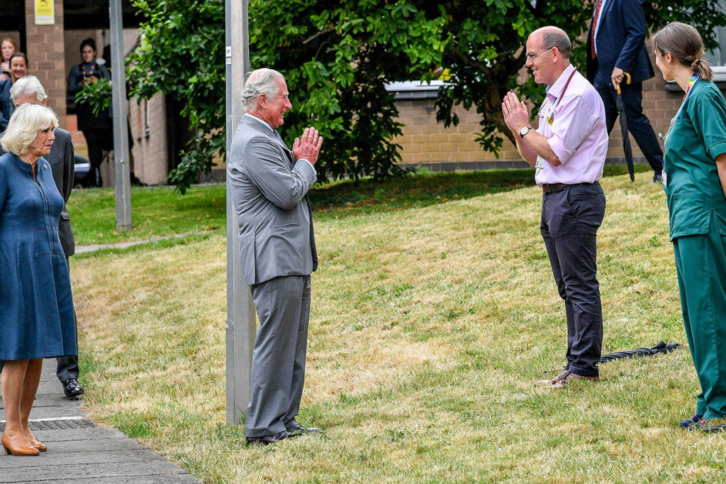 Pangeran Charles dan istrinya, Camilla, mengunjungi RS Royal Gloucestershire dan bertemu dengan 20 staf, mulai dari dokter, relawan dan pekerja sosial. Rumah sakit di Inggris bagian tengah ini telah merawat sekitar 650 pasien COVID-19, 162 di antaranya meninggal dunia.