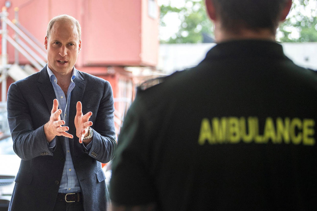 William, mantan pilot helikopter penyelamat, bersama istrinya, Kate, telah berkampanye meningkatkan kesadaran mengenai kesehatan mental, mendengarkan dampak virus korona terhadap kesehatan mental para staf.