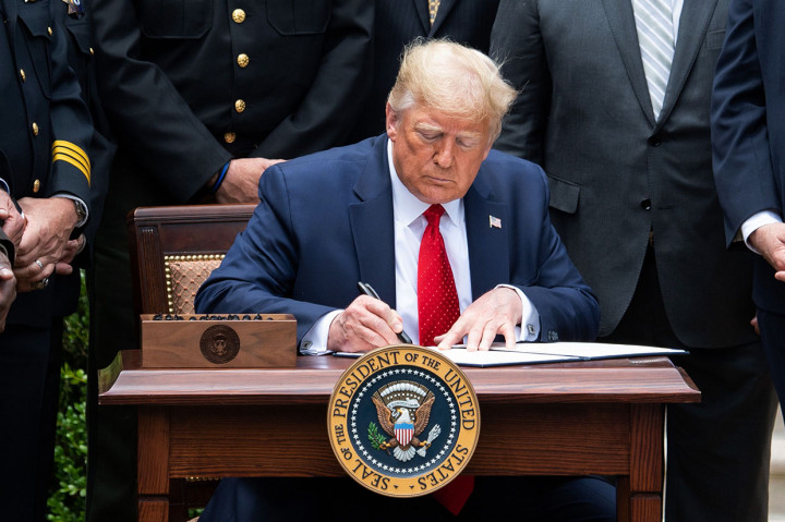 Presiden Amerika Serikat Donald Trump, Selasa, 16 Juni 2020 waktu setempat, mengeluarkan surat perintah terkati reformasi kepolisian, meskipun ia kerap mendesak aparat untuk menegakkan hukum dan ketertiban saat menghadapi massa pengunjuk rasa.