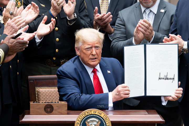 Setelah massa turun ke jalan selama berminggu-minggu untuk menentang rasisme dan aksi brutal polisi, Trump membuat kebijakan yang menanggapi diskriminasi rasial dalam sistem penegakan hukum. Langkah itu dilakukan Trump saat ia mencalonkan diri untuk kembali menjabat sebagai Presiden AS pada pemilihan presiden 3 November 2020.