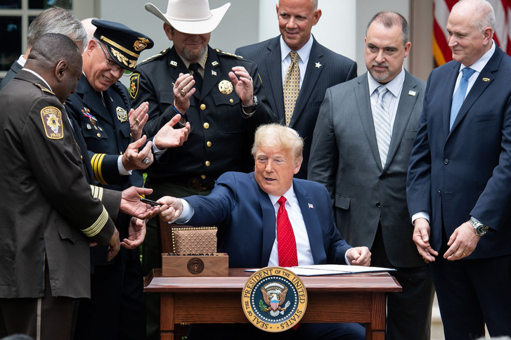 Trump juga memerintahkan para pekerja sosial dan penegak hukum untuk tidak menggunakan kekerasan saat menghadapi tersangka kasus narkoba dan tuna wisma, demikian kata beberapa pejabat terkait.