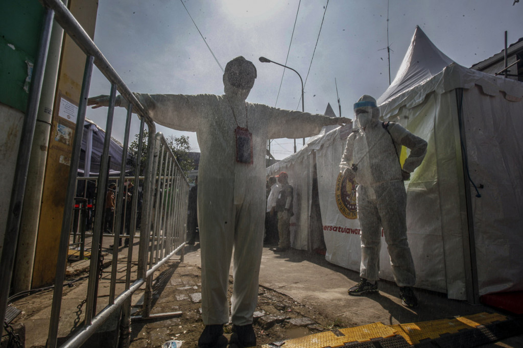 Petugas medis disemprotkan cairan desinfektan saat pelaksanaan rapid test massal COVID-19 di Cibinong, Kabupaten Bogor, Jawa Barat.
