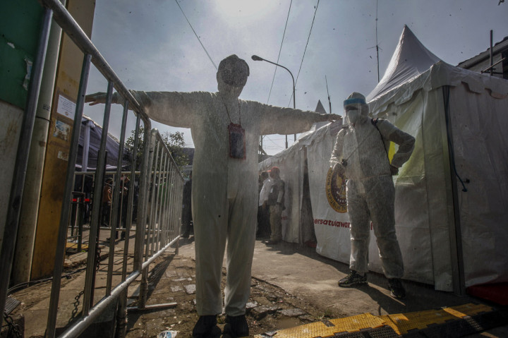 Petugas medis disemprotkan cairan desinfektan saat pelaksanaan rapid test massal COVID-19 di Cibinong, Kabupaten Bogor, Jawa Barat.
