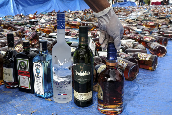 Ditpolairud Polda Kepulauan Bangka Belitung memusnahkan 9.611 botol minuman keras botol minuman keras ilegal senilai Rp6,8 miliar.