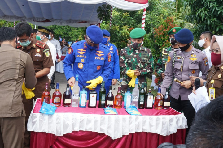 Ribuan botol miras ilegal tersebut diselundupan dari Singapura pada Februari 2020.