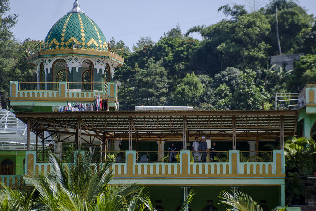 Menurut Gubernur Jabar Ridwal Kamil, keputusan tersebut diambil setelah melakukan musyawarah dengan pihak-pihak terkait, di antaranya ulama dan kiai. 