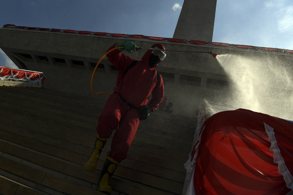 Dinas Penanggulangan Kebakaran dan Penyelamatan (Gulkarmat) DKI Jakarta mendisinfeksi kawasan Monumen Nasional (Monas), Jakarta, Rabu, 17 Juni 2020.