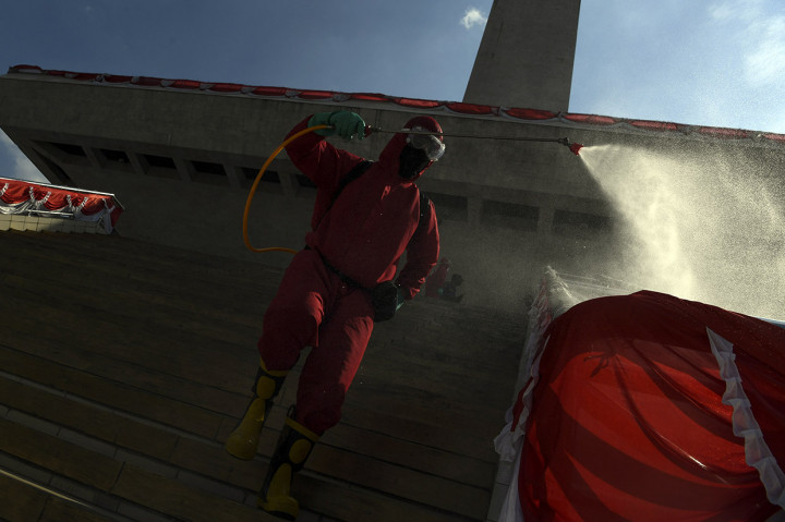 Dinas Penanggulangan Kebakaran dan Penyelamatan (Gulkarmat) DKI Jakarta mendisinfeksi kawasan Monumen Nasional (Monas), Jakarta, Rabu, 17 Juni 2020.