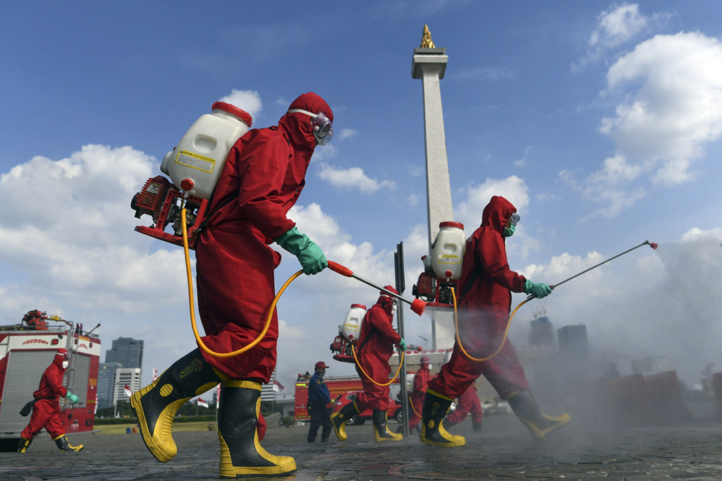 Ada sebanyak 10 regu yang terdiri atas 81 petugas pemadam kebakaran dalam penyemprotan disinfektan di kawasan Monas. Dalam penyemprotan itu cairan disinfektan yang digunakan berbahan dasar klorin dan kaporit 60 persen. 