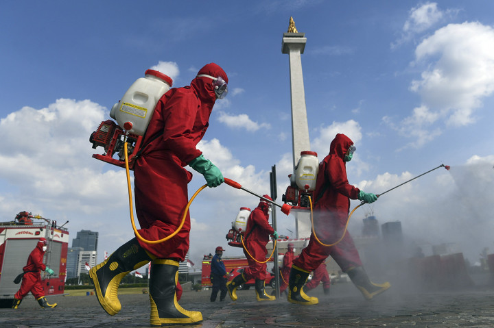 Ada sebanyak 10 regu yang terdiri atas 81 petugas pemadam kebakaran dalam penyemprotan disinfektan di kawasan Monas. Dalam penyemprotan itu cairan disinfektan yang digunakan berbahan dasar klorin dan kaporit 60 persen. 