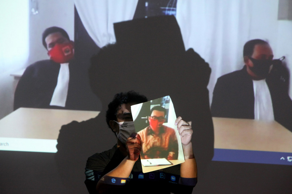 Vonis tersebut lebih ringan dari tuntutan Jaksa Penuntut Umum KPK yaitu 5 tahu penjara dan denda Rp 500 juta subsider 4 bulan kurungan penjara.